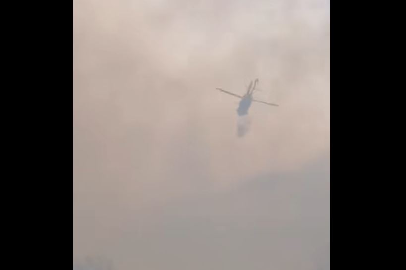 بالفيديو/ انضمام طائرة للمساعدة في اطفاء حريق جبل سيّار